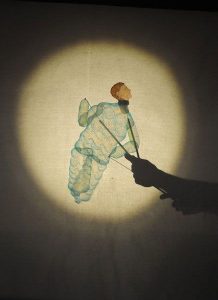 تصویری دیگر از سایه بازی که برای کودک اوتیسم مناسب است