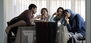 صحنه‌ای از خانواده در فیلم زن و بچه